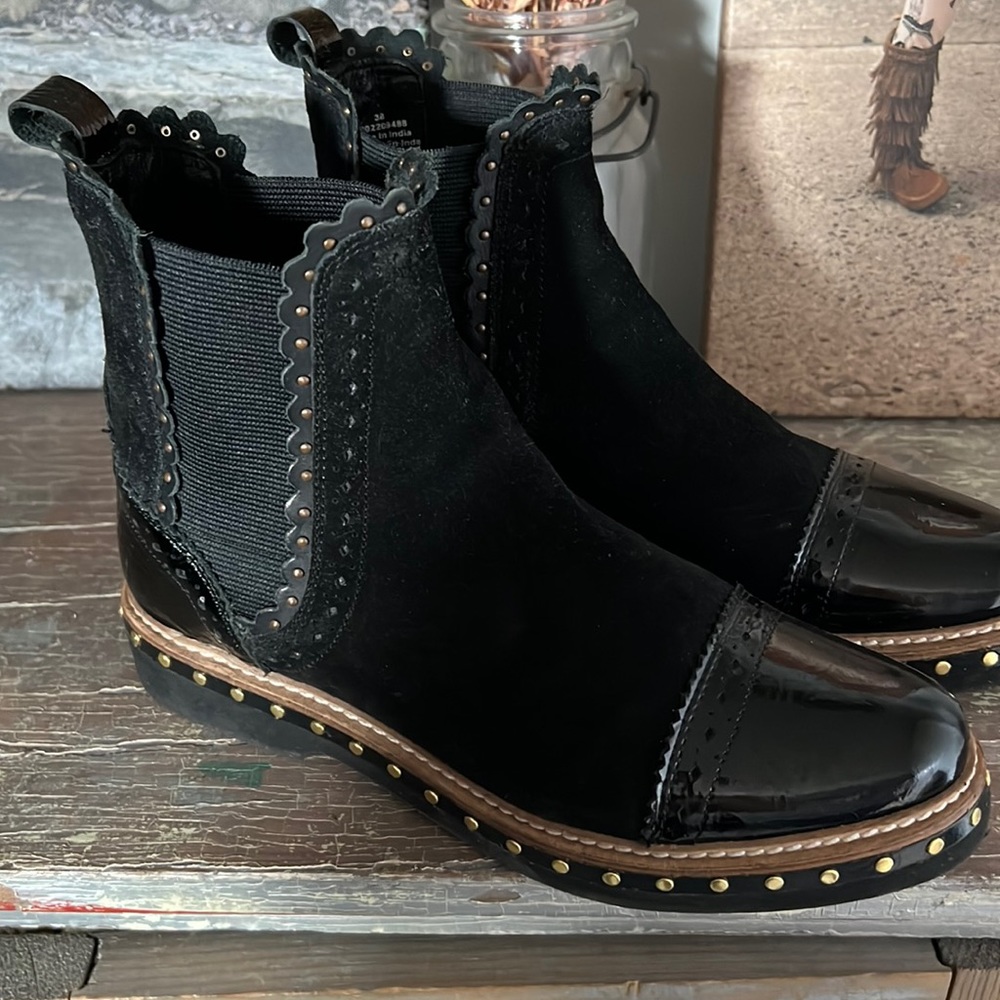 Free People black Atlas Chelsea boots size 38 (size 8)